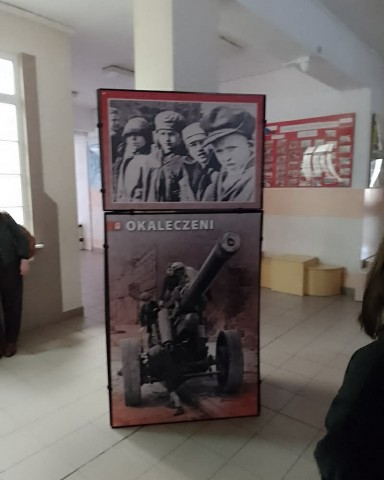  Zdjęcie przedstawia małoletnich więźniów obozu.