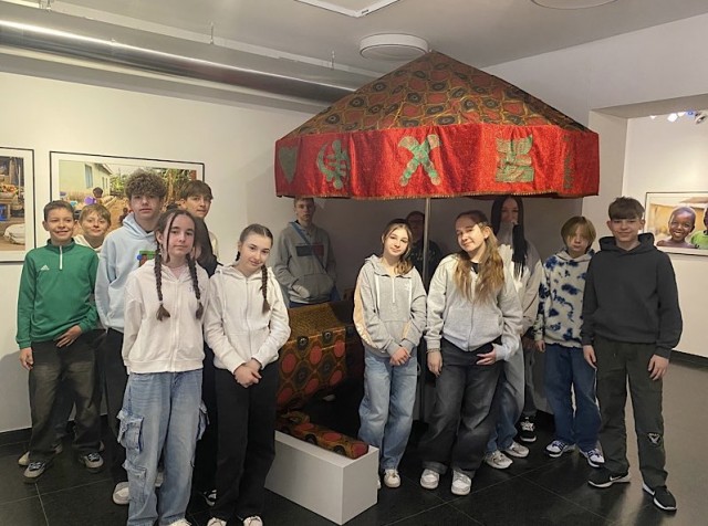 Kadr z wycieczki do Muzeum w Żorach-lekcja o Afryce (zdjęcie uczniów na wystawie).