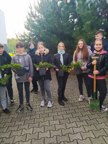 Uczniowie przygotowani do sadzenia drzew