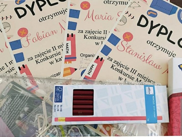 Zdjęcie przedstawia dyplomy uczniów w konkursie matematycznym.
