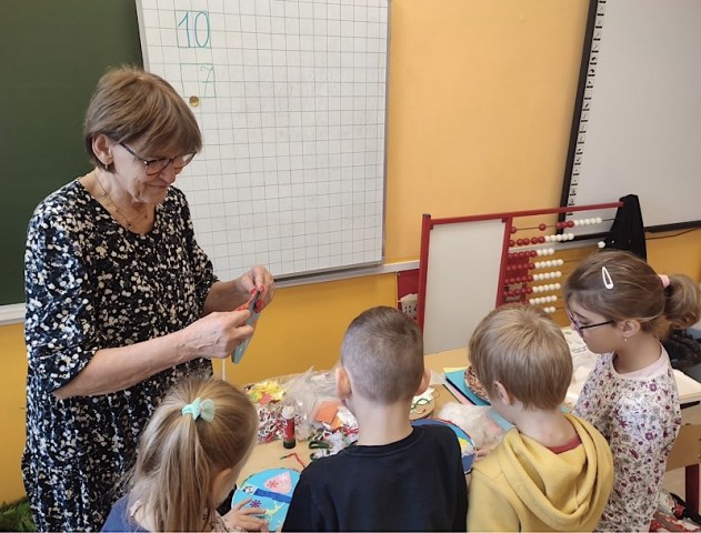 Kadr z warsztatów świątecznych w klasie 1b.