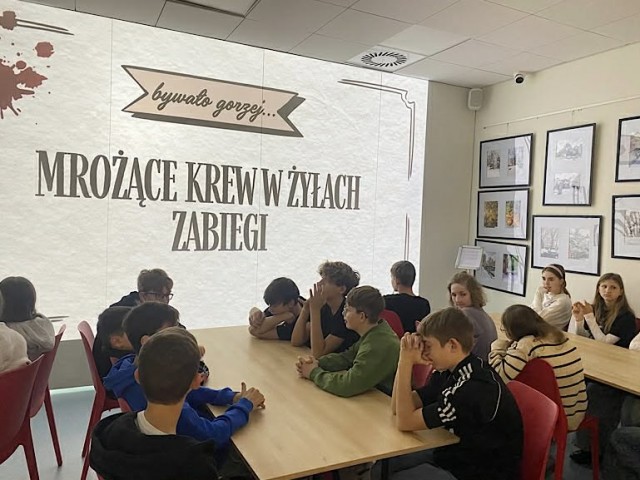 Zdjęcie przedstawia uczniów klasy 6b na zajęciach w Edukatorium w Rybniku.