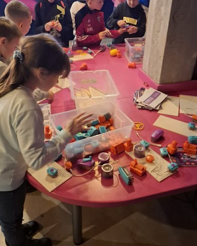 Zdjęcie przedstawia uczniów klasy 2a i 2d wzięły udział w wycieczce do Akademii Pana Kleksa w Katowicach.