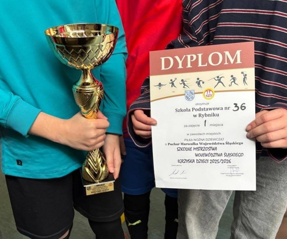 Uczestniczki rozgrywek trzymają zdobyty puchar i dyplom.