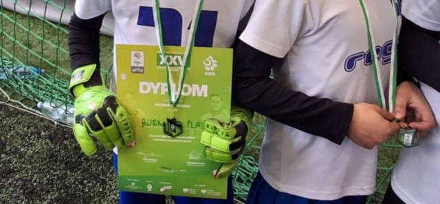 Dyplom za udział w XXV Turnieju z Podwórka na Stadion dla drużyny Born to play.