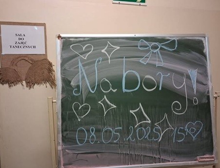 Zdjęcie przedstawia tablicę z napisem Nabory oraz datę i godzinę rozpoczęcia.