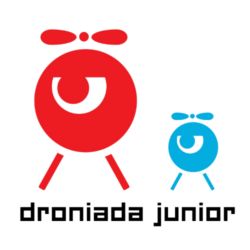 Napis "Droniada Junior" i dwie postaci graficzne