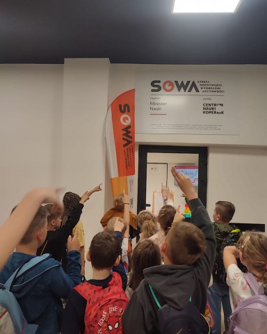 Zdjęcie przedstawia uczniów klasy 1b w Strefie Odkrywania Wyobraźni i Aktywności w Raciborzu.