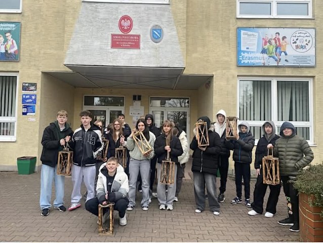 Zdjęcie przedstawia uczniów klasy 8b po wykonaniu lampionów w trakcie warsztatów świątecznych.