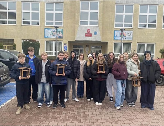 Zdjęcie przedstawia klasę 7b po samodzielnym zrobieniu karmników.