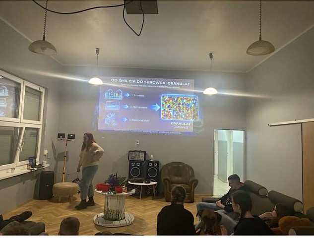 Zdjęcie przedstawia uczniów klas 8 w czasie warsztatów z recyklingu.