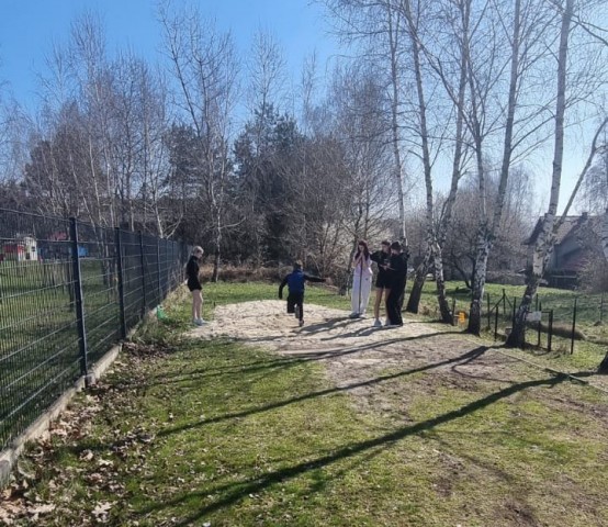 Na zdjęciu widać ucznia, który wykonuje skok w dal.