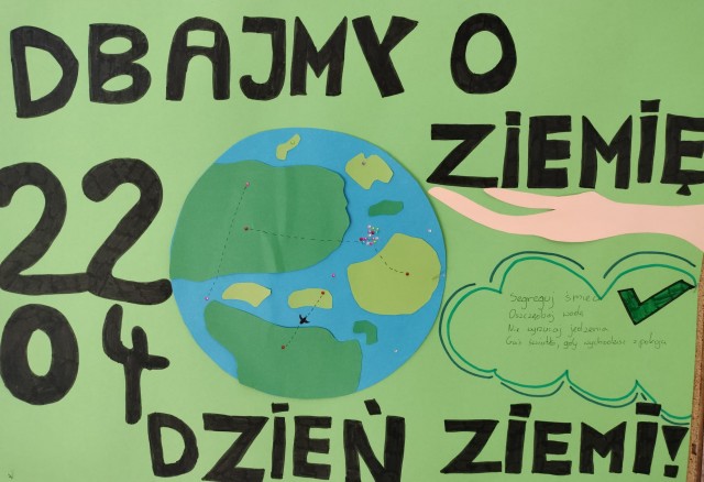 Plakat z okazji Dnia Ziemi przedstawiający kulę ziemską oraz napis: Dbajmy o Ziemię