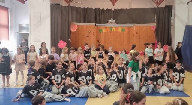 Na zdjęciu grupowym widać uczestników Konkursu Mam Talent