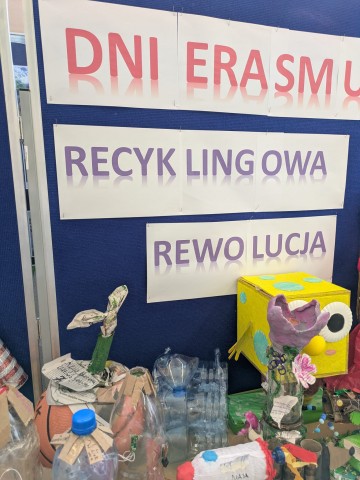 Slajd przedstawia projekty uczniów wykonane z materiałów przeznaczonych do recyklingu w ramach konkursu "Recyklingowa Rewolucja"