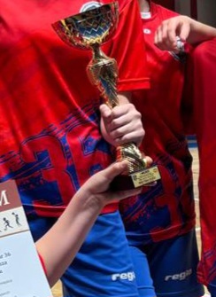 Dziewczęta trzymające Puchar 