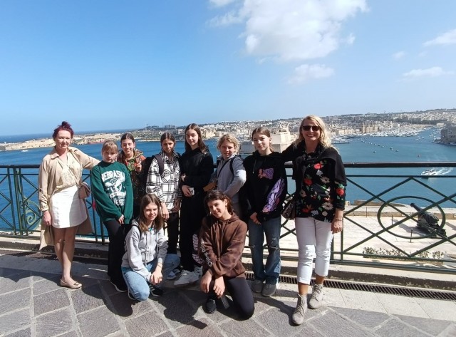 Uczestnicy kursu językowego na Malcie wraz z opiekunami