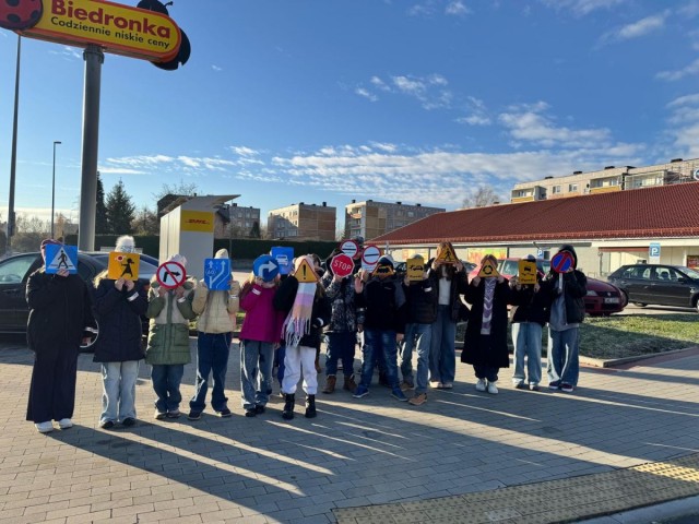 Przemarsz uczniów ze znakami drogowymi zorganizowanego w ramach akcji „Odblaskowa Szkoła”