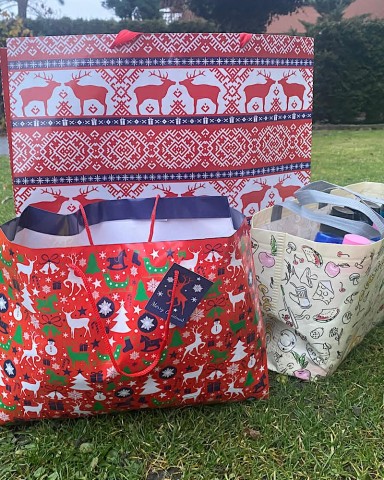 Zdjęcie przedstawia paczki z grantu Paczka z Dobrem dla podopiecznych Wspólnego Stołu.