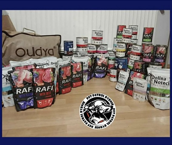 Zdjęcie przedstawia dary złożone dla podopiecznych fundacji Pet Patrol od uczniów SP 36 w Rybniku.