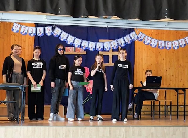 Zdjęcie przedstawia uczniów podczas przedstawienia na temat Dnia Bezpiecznego Internetu.