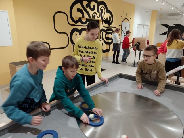 Uczniowie podczas zabawy w Centrum SOWA