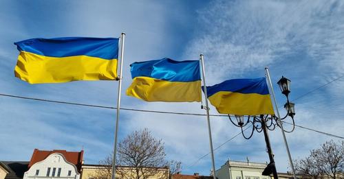 Obraz przedstawia flagi Ukrainy jako symblol pomocy Rybniczan dla Ukrainy.
