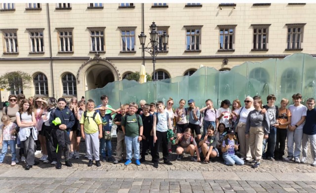 Grupa uczniów z klas IV b oraz VI c na wycieczce we Wrocławiu. 