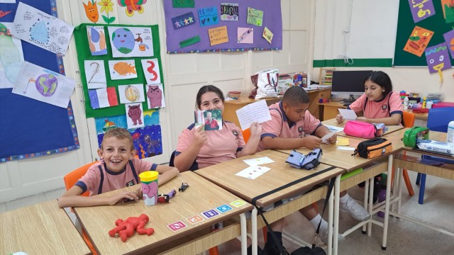 Zdjęcie przedstawia uczniów ze szkoły na Malcie, którzy cieszą się z otrzymania listów naszych uczniów z Polski