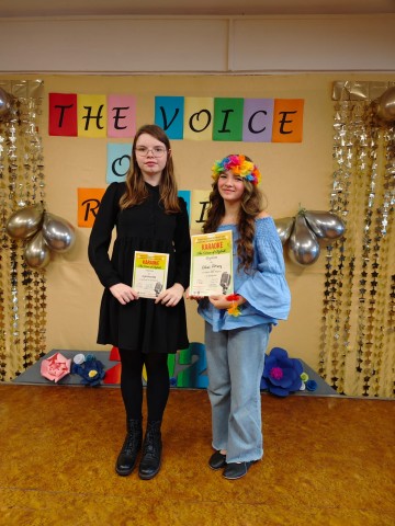 Uczennice reprezentujące szkołę w konkursie piosenki The Voice of Rybnik 2023