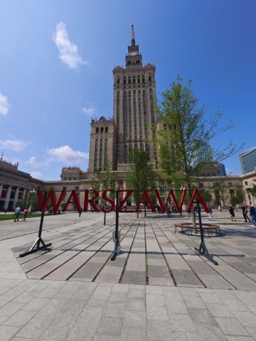 Wycieczka klas ósmych do Warszawy. Zdjęcie przedstawia widok na Pałac Kultury i Nauki.