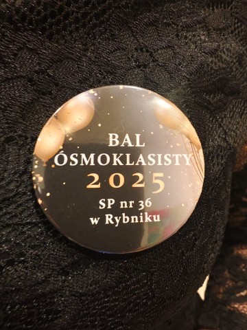 Zdjęcie przedstawia plakietkę z balu ósmoklasisty w SP 36 2025