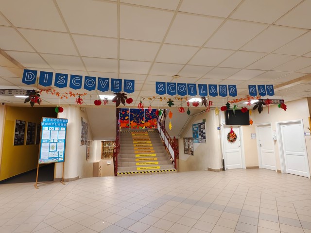 Zdjęcie przedstawia szkolny korytarz, udekorowany na obchody dnia szkockiego w szkole. Discover Scotland Day – Nasza szkolna podróż do Szkocji! 