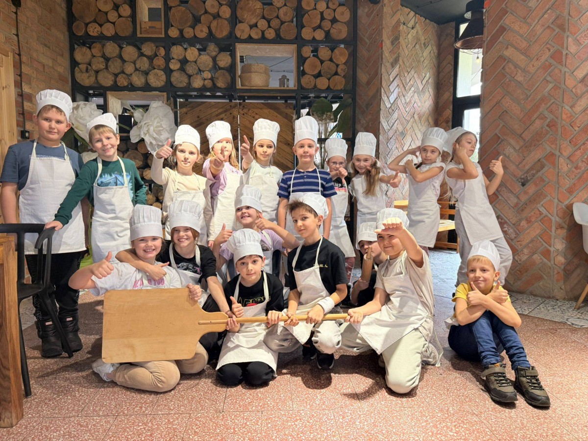 Integracja i nauka przez doświadczenie – w duchu Erasmus+. Uczniowie klasy 2a na warsztatach pieczenia pizzy.