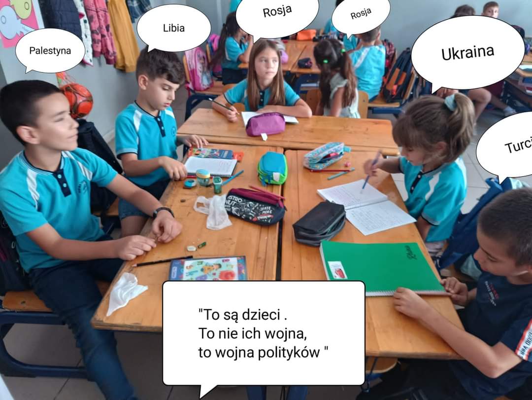 Uczniowie ze szkoły Yarbay Pınar İlkokulu w Konyalti w Turcji, wśród których jest wielu uchodźców z Bliskiego Wschodu, Rosji i Ukrainy