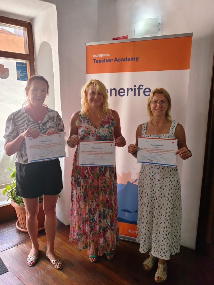 Zdjęcie przedstawia nauczycielki SP36 w Rybniku, uczestniczki kursu na Teneryfie, dwutygodniowym szkoleniu na Teneryfie, realizowanego w ramach programu Erasmus+.