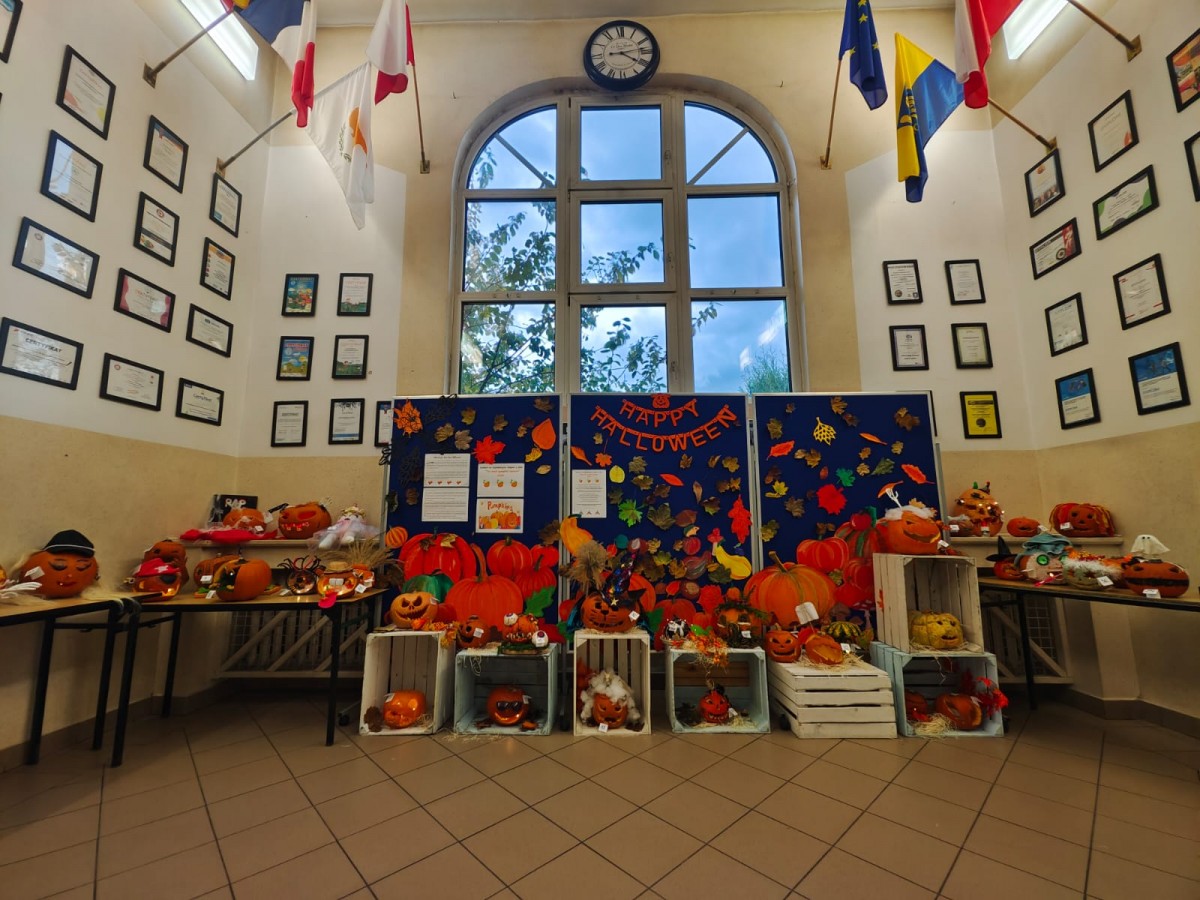 Tradycja Halloween, która przywędrowała z Irlandii, stała się dla naszych uczniów inspiracją do rozwijania kreatywności, międzykulturowości i europejskiego ducha współpracy.