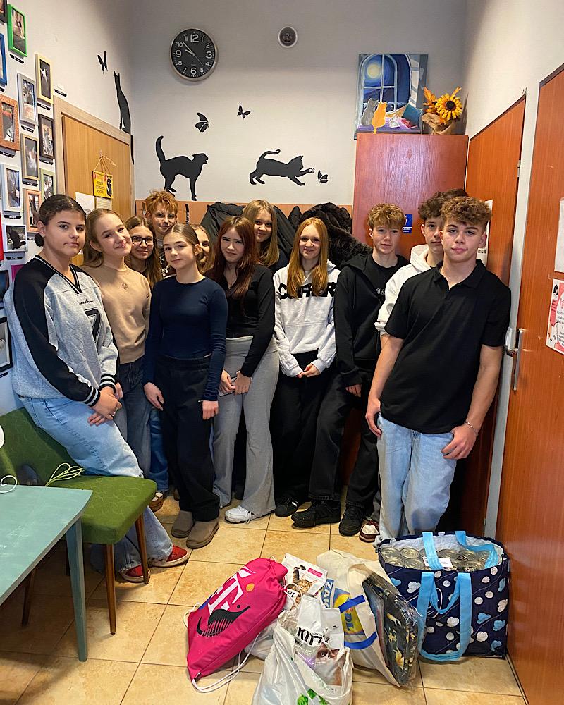 Pomagamy kotom i planecie – wizyta wolontariuszy w Fundacji Koci Dom w duchu Erasmus+